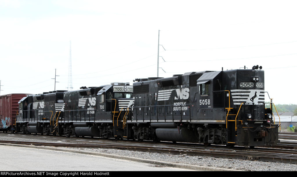 NS 5058, 700, and 3102 are parked in front of the yard tower